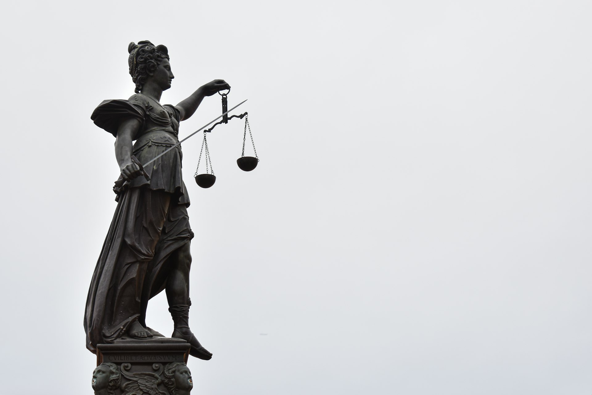 Una estatua de la dama de la justicia sosteniendo la balanza de la justicia