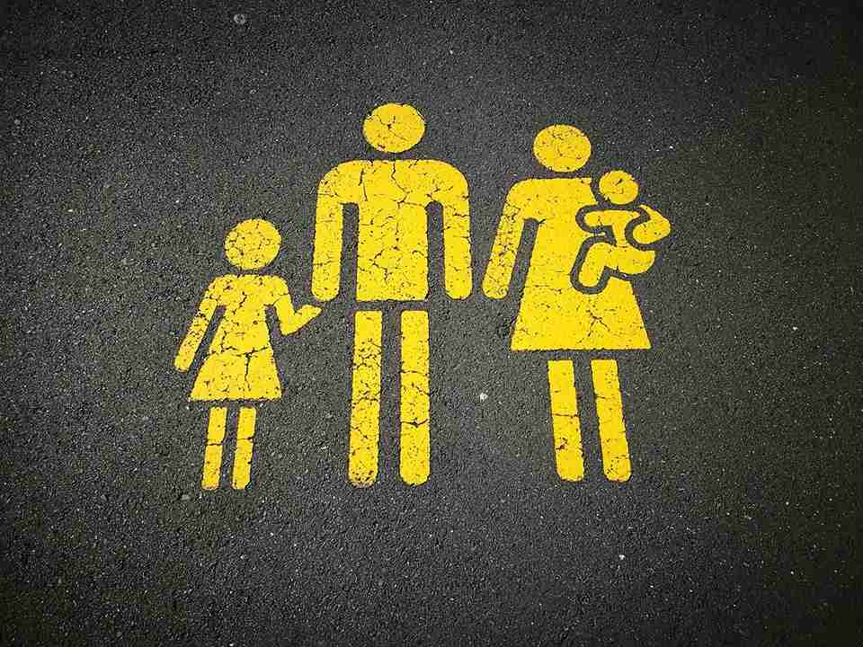 señal de familia en amarillo