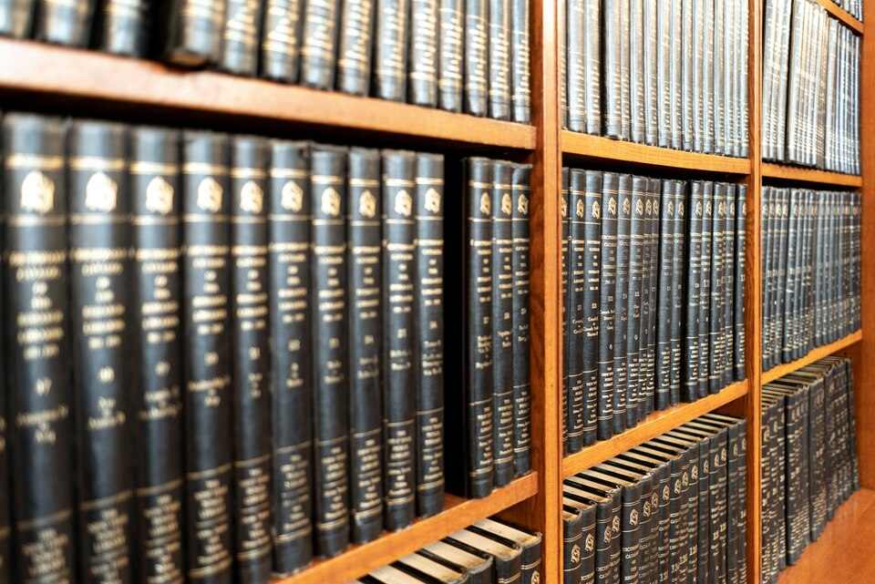 libro negro en una estantería